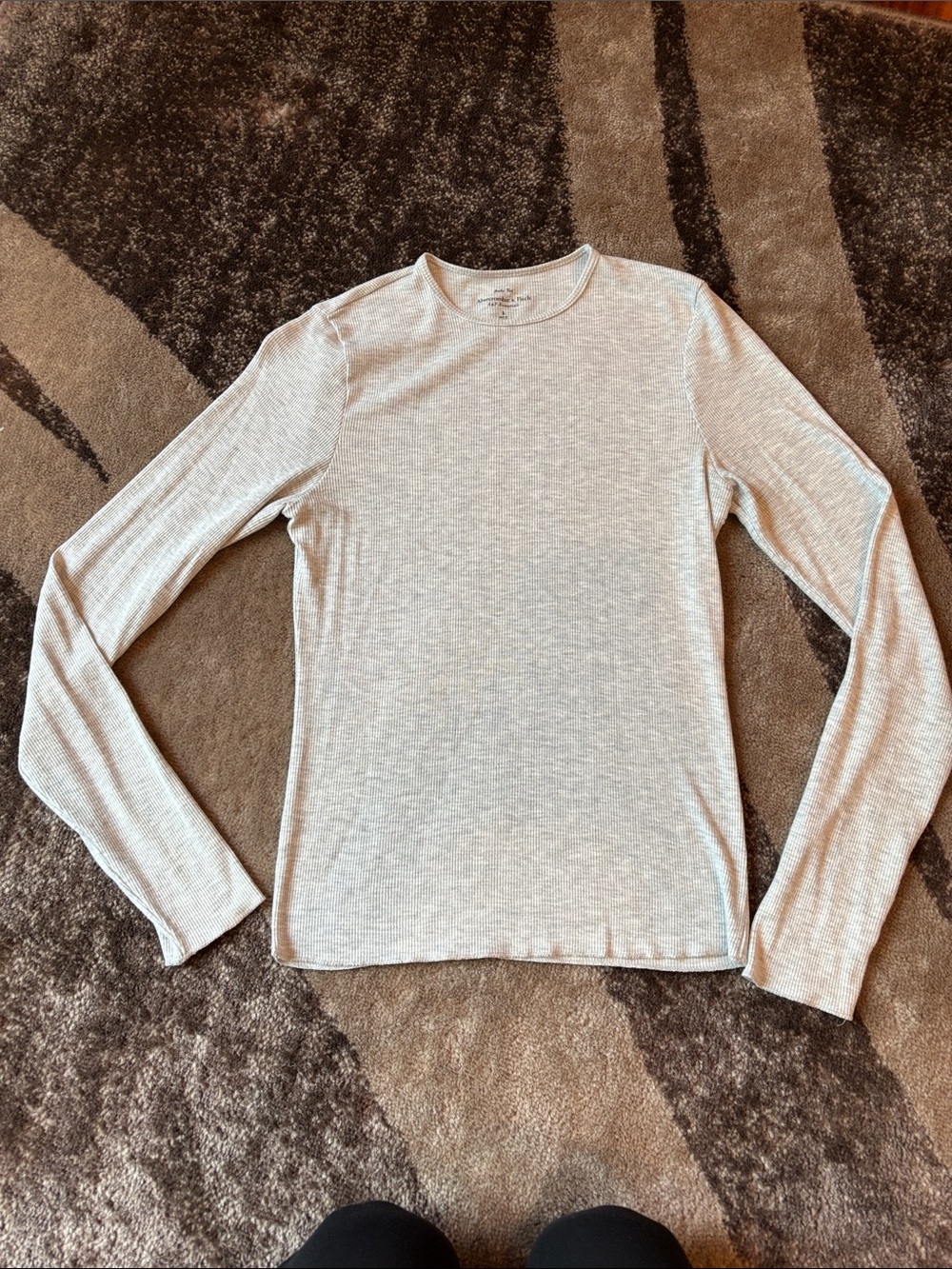 Abercrombie & Fitch Light Gray Long Sleeve Tee